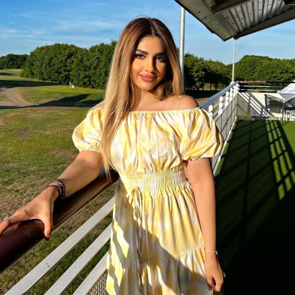 pakistani lady walking